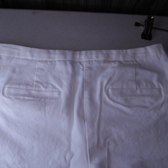 Chicos Size 0 white rolled cuff capris with back pockets and side zip - Picture 9 of 9